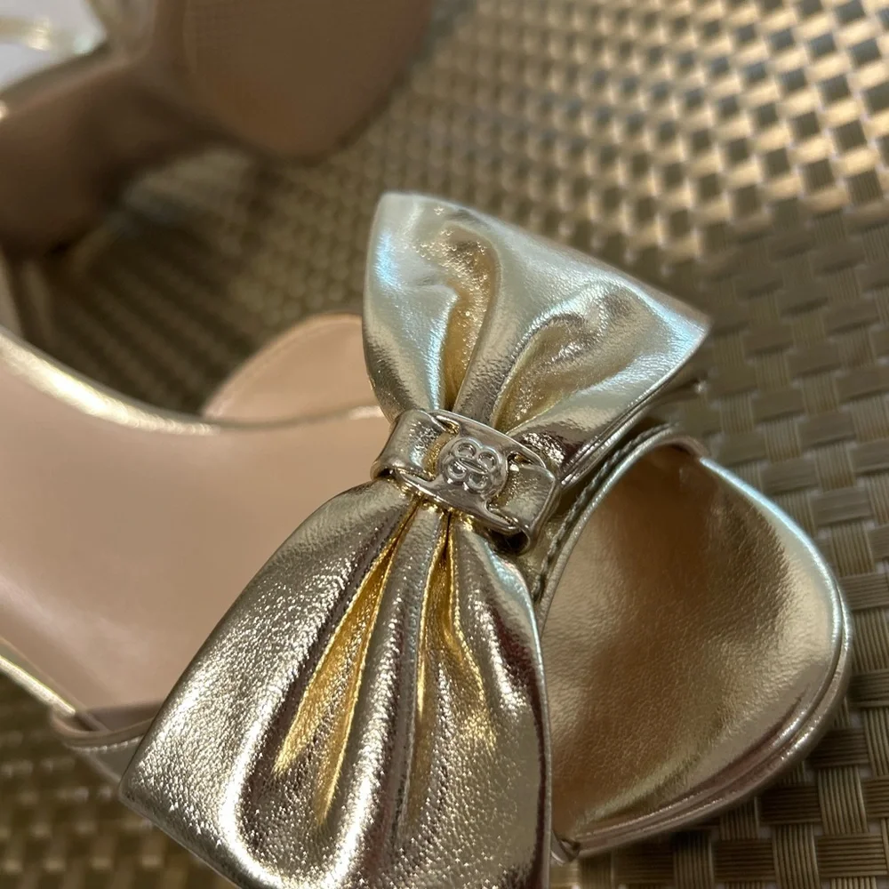 NIB BANDOLINO Elegant Gold Women's Heels with Bow Accent SIZE 7 - Picture 5 of 9